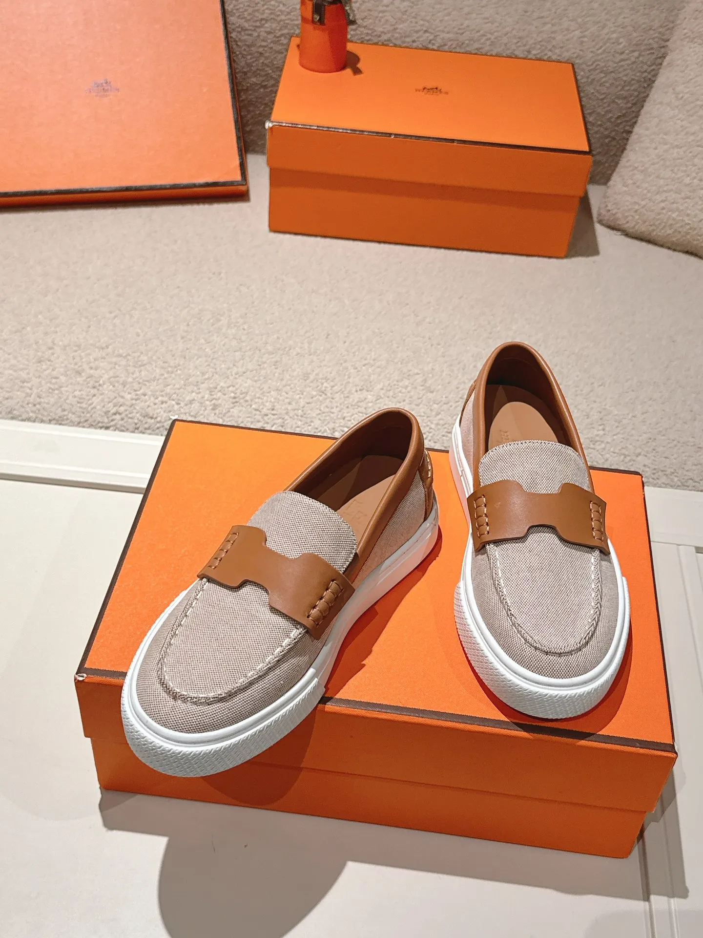 Men's men's shoes P620! Hermes# Thick Sole Couple Loafers These lace-up free sneakers in calfskin and washed denim feature signature "H" details. The design is simple and smooth, creating a fashionable urban look. It is comfortable and versatile. H family classics are not outdated, and the delivery counter is beautifully packaged🛍📦 Fabric: Original customized washed denim/first-layer cowhide Lining: Imported soft sheepskin Sole: Original open-molded anti-slip TPU material Size: 35-45